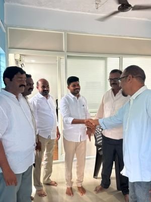 మహానంద రెడ్డి, బాబు, వారి మిత్రబృందాన్ని ఆత్మీయంగా కలిసిన మేయర్ అభ్యర్థి రమేష్ గౌడ్