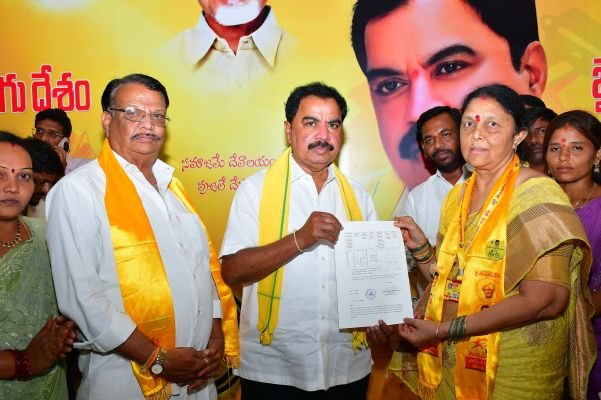 కూటమి అభ్యర్థులకు బీ-ఫారాలు అందజేసిన ఎమ్మెల్యే అమిలినేని