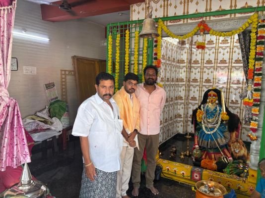 శ్రీ గంగాభవాని ఆలయంలో పూజల్లో పాల్గొన్న మేయర్ అభ్యర్థి రమేష్ గౌడ్