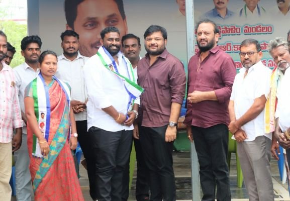 కాగులపాడు వైసీపీ సర్పంచ్ అభ్యర్థిగా చిల్లకూరు కిరీటి.. ఎంపీటీసీ అభ్యర్థిగా జ్యోతి సృజన