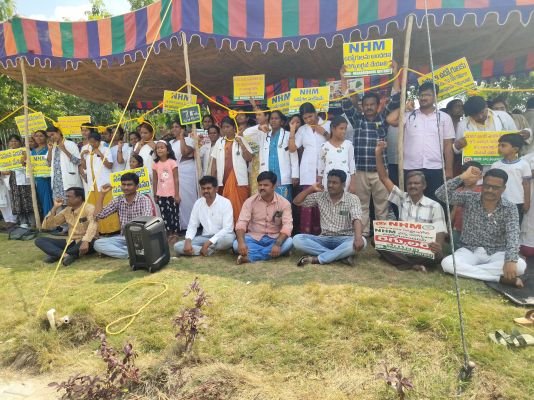 నాగర్ కర్నూల్ లో ఉరి తాళ్లతో జాతీయ ఆరోగ్య మిషన్‌  ఉద్యోగుల నిరసన*  ప్రభుత్వం ఆదుకోకపోతే ఉరి తాళ్లే దిక్కవుతాయి , జాతీయ ఆరోగ్య మిషన్‌  ఉద్యోగులు