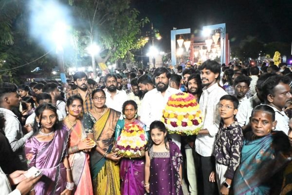 కోమటి చెరువు పై అంబరాన్నంటిన సద్దుల బతుకమ్మ..!