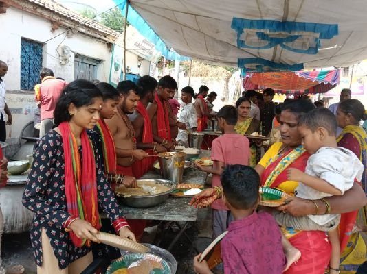 *నవరాత్రి ఉత్సవాల్లో భాగంగా దుర్గ భవాని మాత వద్ద అన్నదాన కార్యక్రమం*