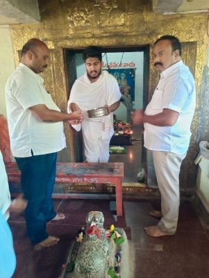 పరకాల శివాలయాన్ని దర్శించుకున్న రైతు రుణ విమోచన కమిషన్ మాజీ చైర్మన్ నాగూర్ల వెంకన్న