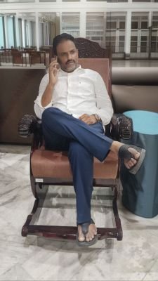 స్థానిక రాజకీయ సమరంలో మూడుముక్కలాట 