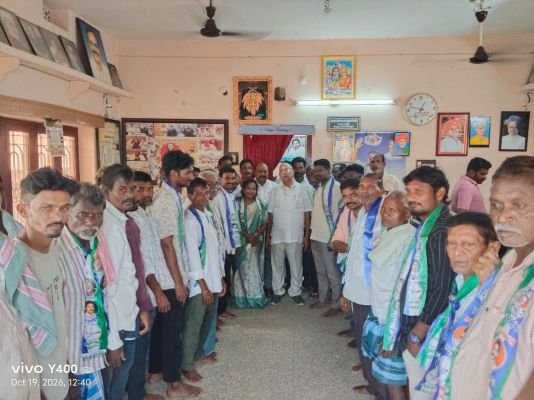 అనవరంలో వైసీపీలోకి 50 కుటుంబాలు!