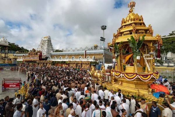 స్వర్ణరథంపై దేవదేవుడు శ్రీ వేంకటాద్రీశుడు