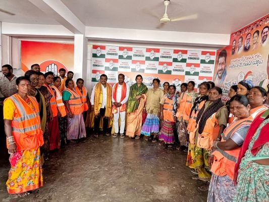 ముత్తంగిలో పారిశుధ్య కార్మికులకు దసరా కానుకలు  -200 మందికి పైగా కార్మికులకు చీరలు, గొడుగులు,నగదు పంపిణీ చేసిన -కాంగ్రెస్ సీనియర్ నాయకులు శాపురం నర్సింహారెడ్డి