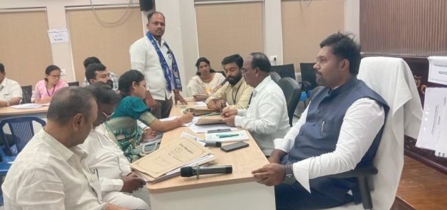 కార్పొరేషన్ లో నామినేషన్ల పరిశీలన