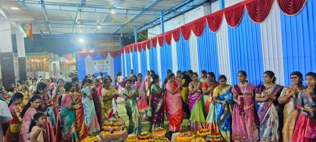 ఇల్లందు రామ్‌దేవ్ బాబా మందిరంలో ఘనంగా బతుకమ్మ వేడుకలు
