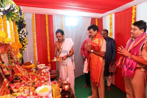 రాష్ట్ర డీజీపీ కార్యాలయంలో వైభవంగా దుర్గాపూజ, ఆయుధపూజ: ప్రత్యేక పూజలు నిర్వహించిన డీజీపీ సీవీ ఆనంద్.. హాజరైన ఉన్నతాధికారులు!