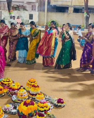  పద్మారావు నగర్ డివిజన్‌లో అంబరాన్నంటిన సద్దుల బతుకమ్మ సంబరాలు: మహిళలతో కలిసి వేడుకల్లో పాల్గొన్న తెలంగాణ రక్షణ సమితి నాయకురాలు కడెం అర్చన!