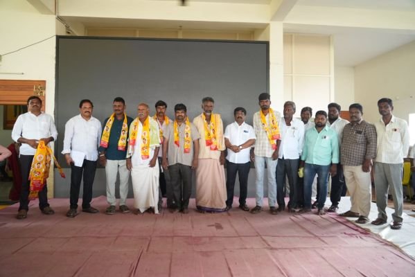 వైసీపి వీడి 7 కుటుంబాలు టీడీపి లో చేరిక 
