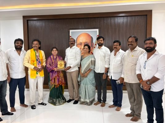 ప్రభుత్వ విప్ గణబాబు ని మర్యాదపూర్వకంగా కలిసిన కూటమి మేయర్ అభ్యర్థి ముక్కా శ్రావణి