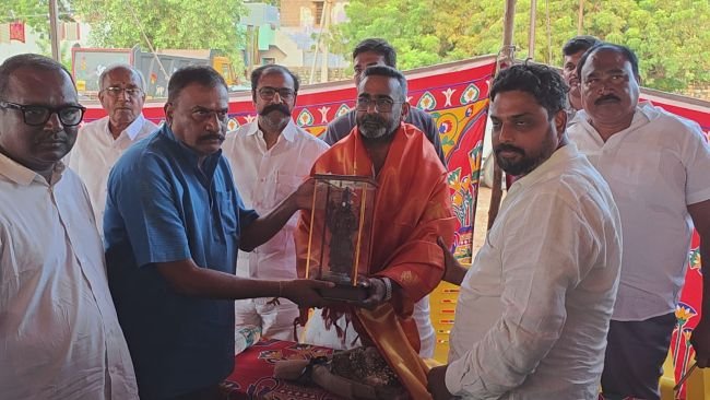 పత్తికొండ ఎమ్మెల్యే కేఈ శ్యామ్‌బాబును కలిసి విజ్ఞప్తి చేసిన ఆర్యవైశ్య సంఘం నాయకులు