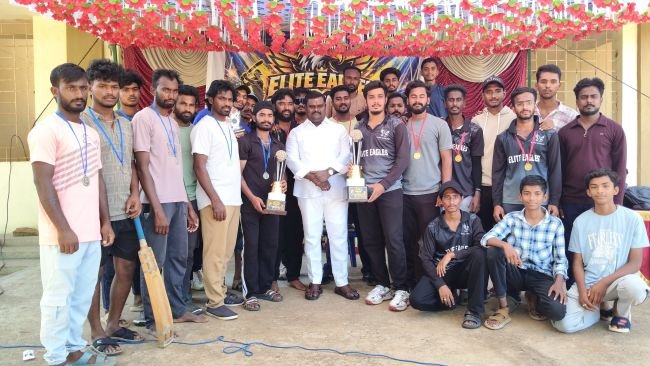 ఎలైట్ ఈగల్స్ క్రికెట్ టోర్నీకి డాక్టర్ మురుగన్ స్పాన్సర్‌షిప్