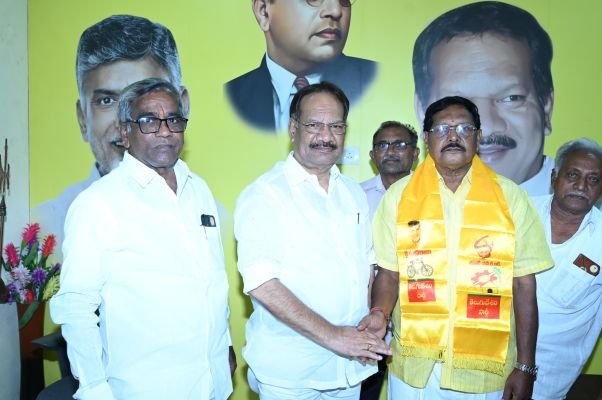 తెలుగుదేశం పార్టీలో చేరిన  రామప్రసాద్