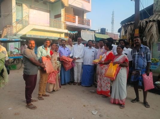 పారిశుద్ధ్య కార్మికులకు దుస్తులు పంపిణీ.