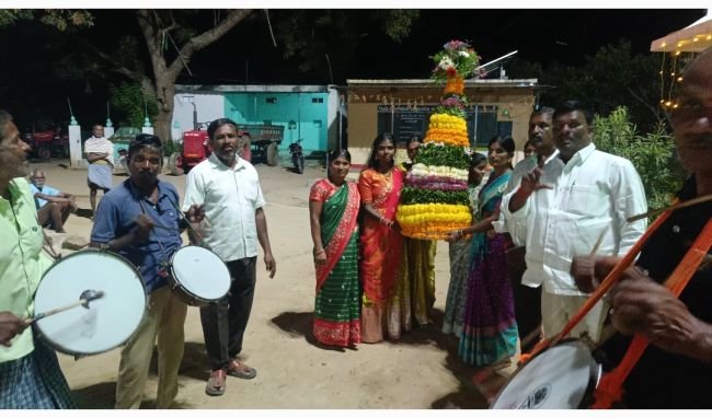 భారీ బతుకమ్మతో అంబరాన్నంటిన సంబరాలు