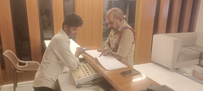 లాడ్జీల్లో ఎస్. ఐ  తనిఖీలు
