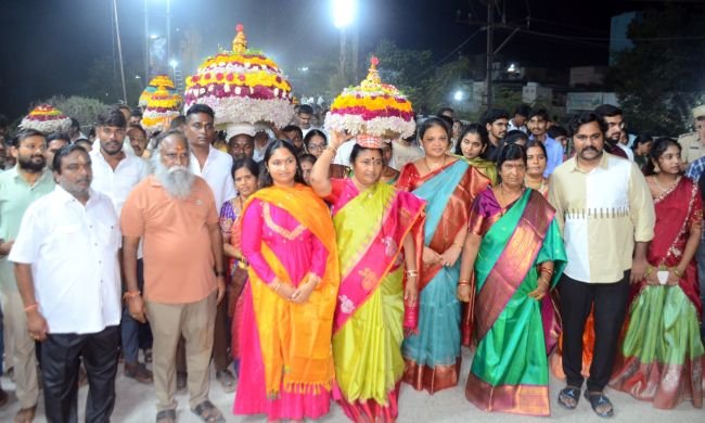 సంగారెడ్డిలో జగ్గారెడ్డి, నిర్మల ఆధ్వర్యంలో ఘనంగా బతుకమ్మ వేడుకలు