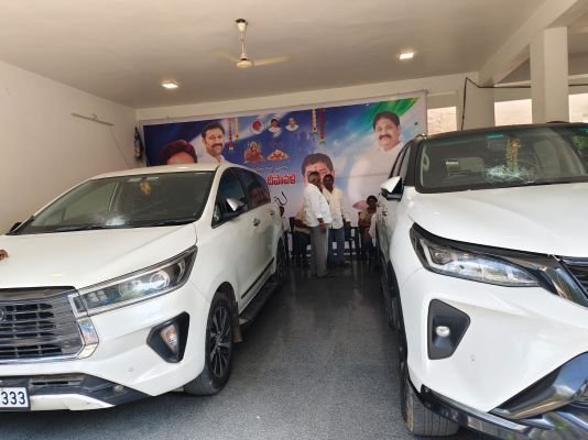 అర్ధరాత్రి వేళ వైసీపీ మున్సిపల్ చైర్మన్ అభ్యర్థి ఇంటిపై రాళ్లదాడి!