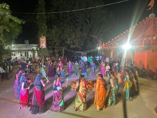 సర్పంచ్ గోవర్ధన్ రెడ్డి ఆధ్వర్యంలో బతుకమ్మ ఉత్సవాలు