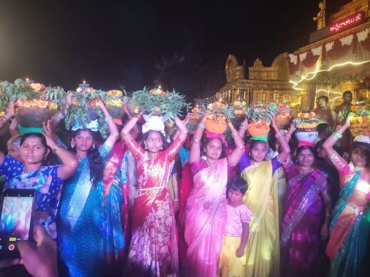 మహిషాసుర మర్దినిగా దర్శనమిచ్చిన అమ్మవారు  లొద్దిపల్లెలో వైభవంగా బోనాల సమర్పణ