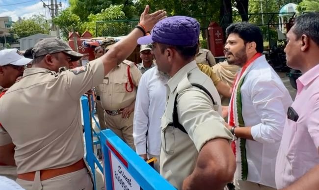 ప్రొద్దుటూరులో ప్రజాస్వామ్యానికి విఘాతం.. నామినేషన్ పరిశీలనకు వెళ్లకుండా అడ్డుకున్న టీడీపీ శ్రేణులు
