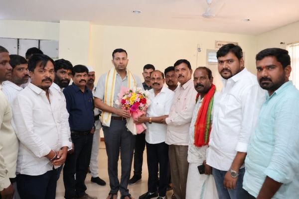 *జిల్లా కలెక్టర్‌ను కలిసి విజయదశమి శుభాకాంక్షలు తెలిపిన సంగారెడ్డి ఎమ్మెల్యే కాంటెస్టెడ్ అభ్యర్థి పులిమామిడి రాజు* 