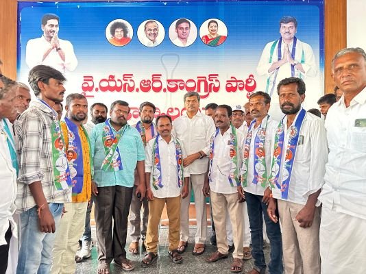 టిడిపిని వీడి వైసీపీలో చేరిక.