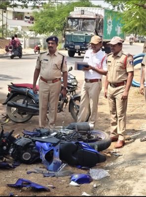 చెట్టుకు  ఢీకొని ఇద్దరు యువ కార్మికులు దుర్మరణం