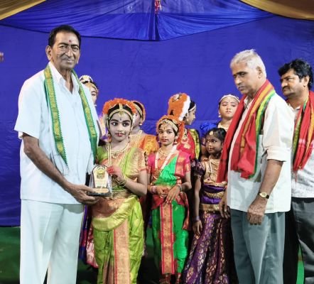 అలరించిన చిన్నారుల నృత్య ప్రదర్శన  దుర్గాదేవి, వనదుర్గాదేవిగా దర్శనమిచ్చిన అమ్మవారు