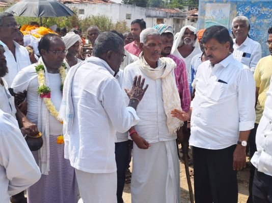 అంత్యక్రియలలో  పాల్గొన్న ఎమ్మెల్యే. సంజీవరెడ్డి