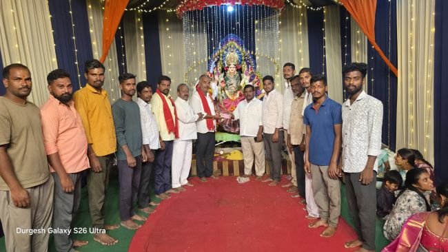 దుర్గామాత విగ్రహాన్ని అందజేసిన  ధనరాజ్ ముదిరాజ్