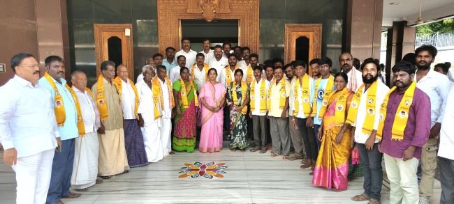 ఎమ్మెల్యే పరిటాల సునీతమ్మ సమక్షంలో 25 మంది వైసీపీ నాయకులు టిడిపిలో చేరిక..