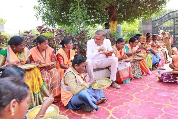 పెరిగిన ధరలకు అనుగుణంగా కార్మికుల వేతనాలు పెంచాలి: మాజీ మంత్రి హరీశ్ రావు