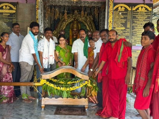 చెముడులంక ధనలక్ష్మి అమ్మవారికి టేకు పల్లకి బహుకరణ.