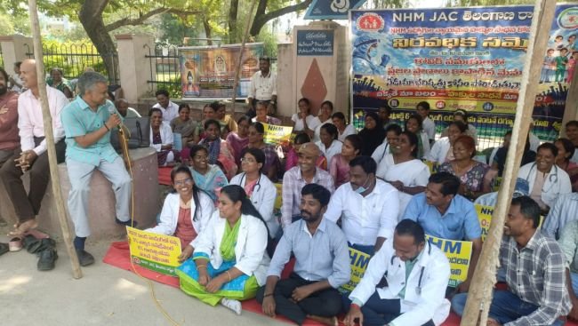 ఎన్.హెచ్.ఎం ఉద్యోగుల ధర్నా శిబిరాన్ని సందర్శించిన డీఎంహెచ్ఓ   -- 7వ రోజు కొనసాగిన రిలేదీక్షలు, నిరసన ర్యాలీ   -- అంబేద్కర్, గాంధీజీ విగ్రహాలకు వినతి పత్రం
