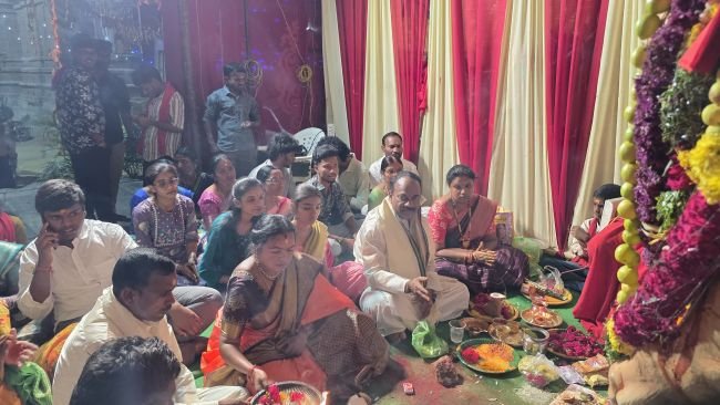 భక్తిశ్రద్ధలతో దుర్గమ్మ అమ్మవారి కి ప్రత్యేక పూజలు