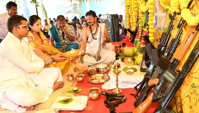 జిల్లా పోలీస్ కార్యాలయం లో ఘనంగా ఆయుధ, వాహన పూజలు -- శుభాకాంక్షలు తెలిపిన జిల్లా ఎస్పీవినీత్