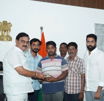 అనారోగ్యంతో బాధపడుతున్న బీజేపీ కార్యకర్తకు అండగా నిలిచిన కేంద్రమంత్రి  వర్మ  -- నాగరాజుకు     రూ.1 లక్ష ఆర్థిక సాయం, ఇద్దరు కుమార్తెల విద్యా ఖర్చులు భరిస్తానని హామీ