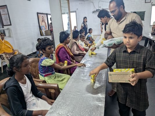 వెలుగులో ఫర్ ది పీపుల్ వెల్ఫేర్ ఫౌండేషన్ వారిచే స్నాక్స్ పంపిణీ