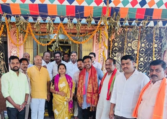 దుర్గామాత మండపాల్లో ప్రత్యేక పూజలు నిర్వహించిన డా. చంద్రప్రియ