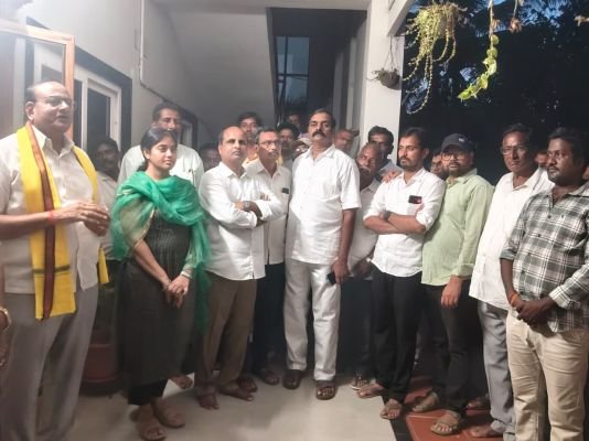 టిడిపి నేత రాజశేఖర్ తోఎమ్మెల్యే చింతమనేని కుమార్తె నవ్య భేటీ