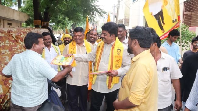 76వ డివిజన్‌లో గాదిరాజు శ్రీనివాసరాజుకు మద్దతుగా బొండా ఉమా ప్రచారం