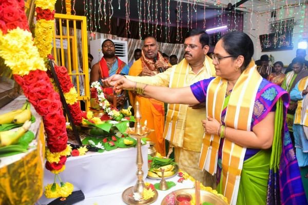మహర్నవమి వేడుకల్లో ఆయుధ పూజలు.. - పోలీస్‌ కమిషనర్‌ దంపతుల ప్రత్యేక పూజలు