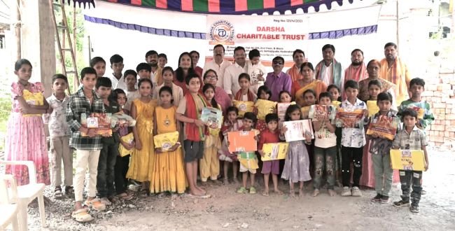  దుర్గాష్టమి సందర్భంగా నిరుపేద పిల్లలకు దుస్తుల పంపిణీ