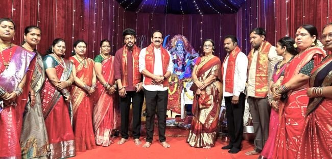 కొండాపూర్‌లో వైభవంగా దేవీ నవరాత్రోత్సవాలు: దుర్గామాతను దర్శించుకున్న కాంగ్రెస్‌ సీనియర్‌ నేత షేక్‌ చాంద్‌ పాషా!