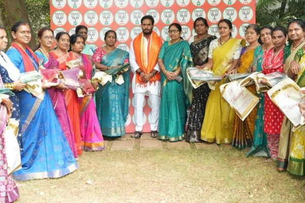  మహిళా మోర్చా నాయకురాళ్లకు చీరల పంపిణీ చేసిన రవికుమార్ యాదవ్